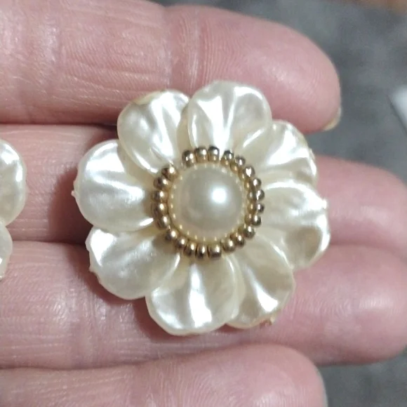 VINTAGE CLUSTERED IVORY SHELL FLORAL SILVER-TONE CLIP-ON DROP 1.2" EARRINGS - Picture 8 of 10